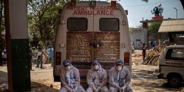 Trabajadores exhaustos en una ambulancia dentro de un crematorio
en Nueva Delhi. (AP)