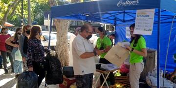 Eco canje en San Rafael. Canjean botellas de plástico por bolsas reutilizables.