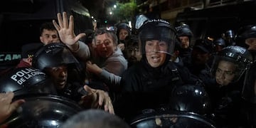 Máximo Kirchner, el pasado sábado mientras intentaba llegar a la casa de Cristina. Ahora, apuntó contra Juntos por el Cambio y Larreta por el operativo.  (AP)