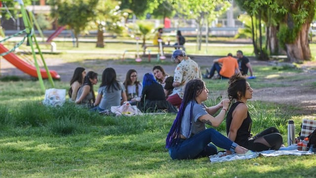 El gobernador autorizó a partir de éste sábado las reuniones al aire libre, solo en espacios públicos y en grupos no mayores a las 15 personas. Gentileza Los Andes
