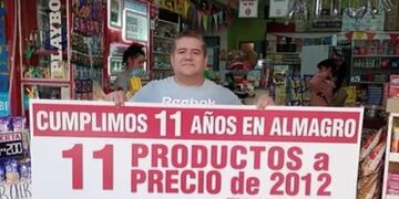 Con tan solo un billete de 20 pesos, los clientes pudieron comprar un súper pancho o cinco golosinas diferentes. Foto: Claudio Páez / Redes.