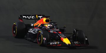 Verstappen superó a Leclerc sobre el final y ganó el GP de Arabia Saudita de F1.