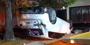 El auto terminó con las ruedas hacia arriba e impactó una vivienda.