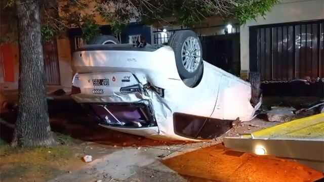 El auto terminó con las ruedas hacia arriba e impactó una vivienda.