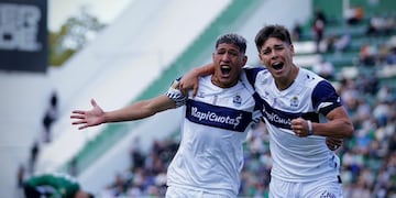 Gimnasia le está ganando 2 a 0 a Banfield como visitante. Foto: @GimnasiaOficial