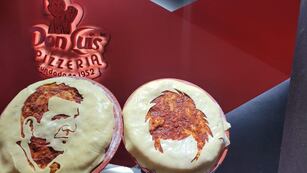 Los rostros de Sergio Massa y Javier Milei, tallados en el queso de las muzzarellas (Gentileza pizzería Don Luis)