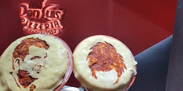 Los rostros de Sergio Massa y Javier Milei, tallados en el queso de las muzzarellas (Gentileza pizzería Don Luis)