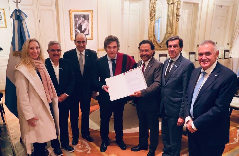 El gobernador Jalil con el presidente y gobernadores del NOA