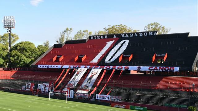 Debajo de la tribuna Diego Armando Maradona del estadio de Newell's se llevó a cabo la inspección anti-barrabravas. (@Newells)
