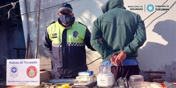 Allanamientos en la Capital: secuestran armas, droga, ropa de policía y hay un demorado