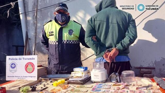 Allanamientos en la Capital: secuestran armas, droga, ropa de policía y hay un demorado