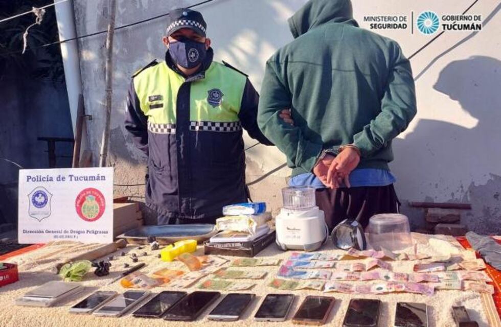 Allanamientos en la Capital: secuestran armas, droga, ropa de policía y hay un demorado