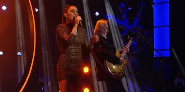 La santafesina y el rockero arrancaron su presentación con "El tiempo es veloz".