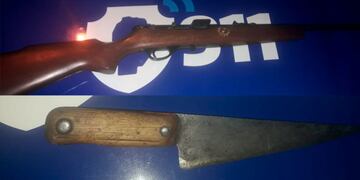 Las armas que usaron padre e hijo para amenazarse mutuamente en Córdoba.