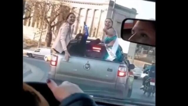 Los desopilantes retos de una mamá cordobesa a su hija egresada.