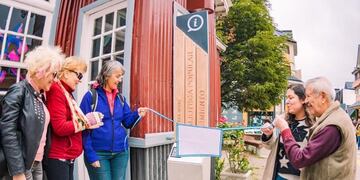 Inauguraron en Ushuaia un tótem informativo en la antigua Biblioteca Popular Sarmiento