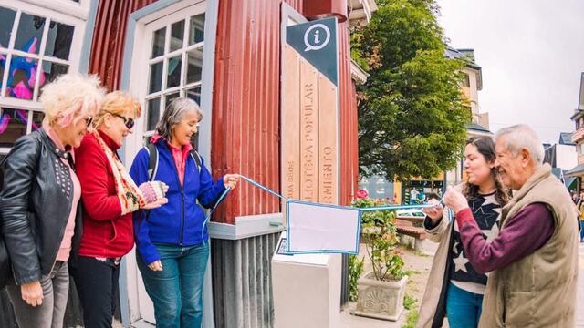 Inauguraron en Ushuaia un tótem informativo en la antigua Biblioteca Popular Sarmiento