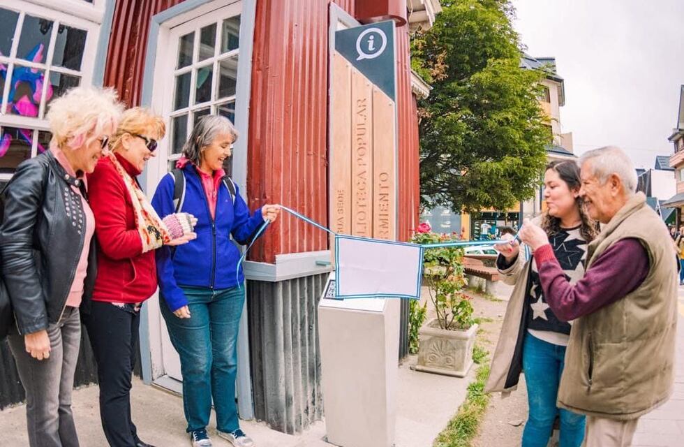 Inauguraron en Ushuaia un tótem informativo en la antigua Biblioteca Popular Sarmiento