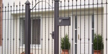 Adiós a las puertas de reja: la tendencia para el frente de la casa que es furor por su seguridad y estética