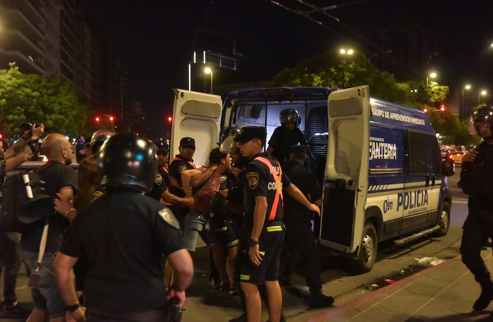Incidentes en el cacerolazo de Córdoba: enfrentamientos con la Policía, gas pimienta y detenidos