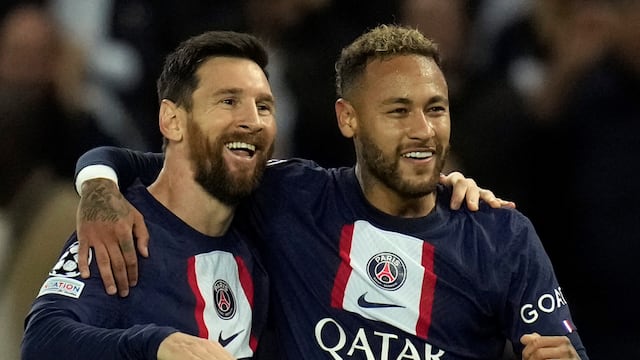 Messi y Neymar, junto a sus compañeros del PSG recorrieron el predio en construcción (AP)
