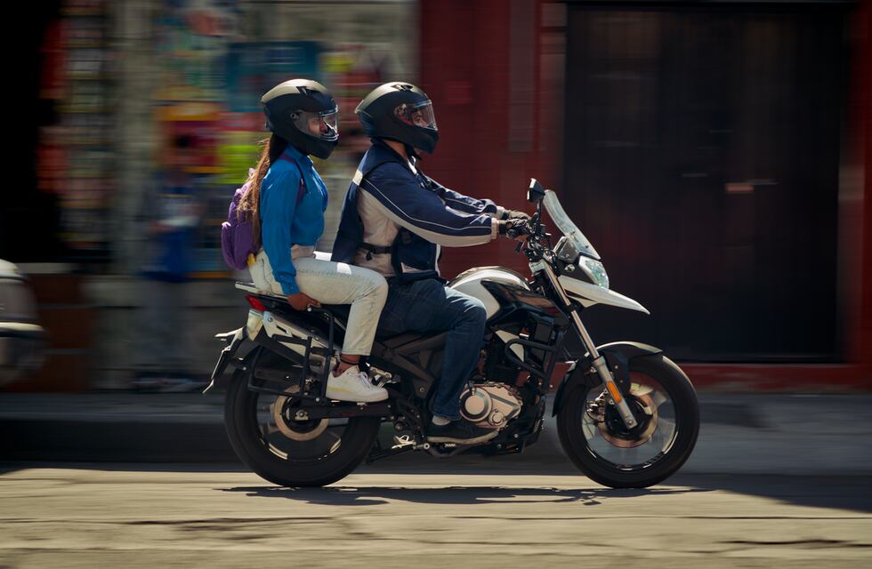 Uber resiste en Rosario y busca conductores para dos nuevos servicios de transporte con motos