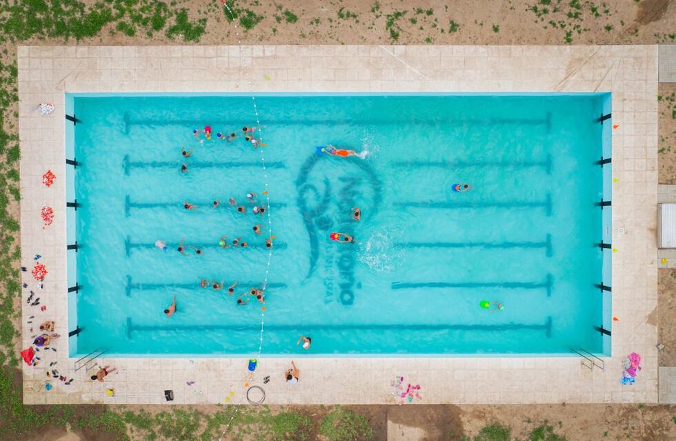 Pequeños y grandes ya disfrutan del Natatorio Municipal de Arroyito del Sector Sur