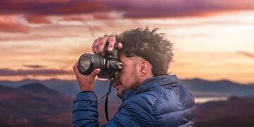Conocé la interesante historia de Nelson Salazar, el instagramer que fotografía lo mejor de Villa Llanquín en Río Negro.