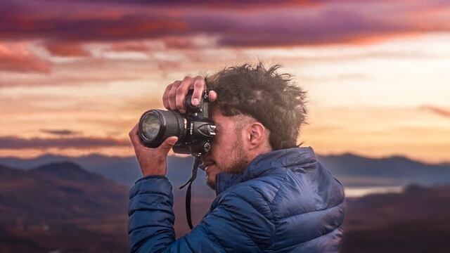 Conocé la interesante historia de Nelson Salazar, el instagramer que fotografía lo mejor de Villa Llanquín en Río Negro.