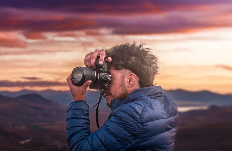 Conocé al joven de Villa Llanquín que combina el amor por su pueblo con la pasión por la fotografía y la rompe en las redes sociales