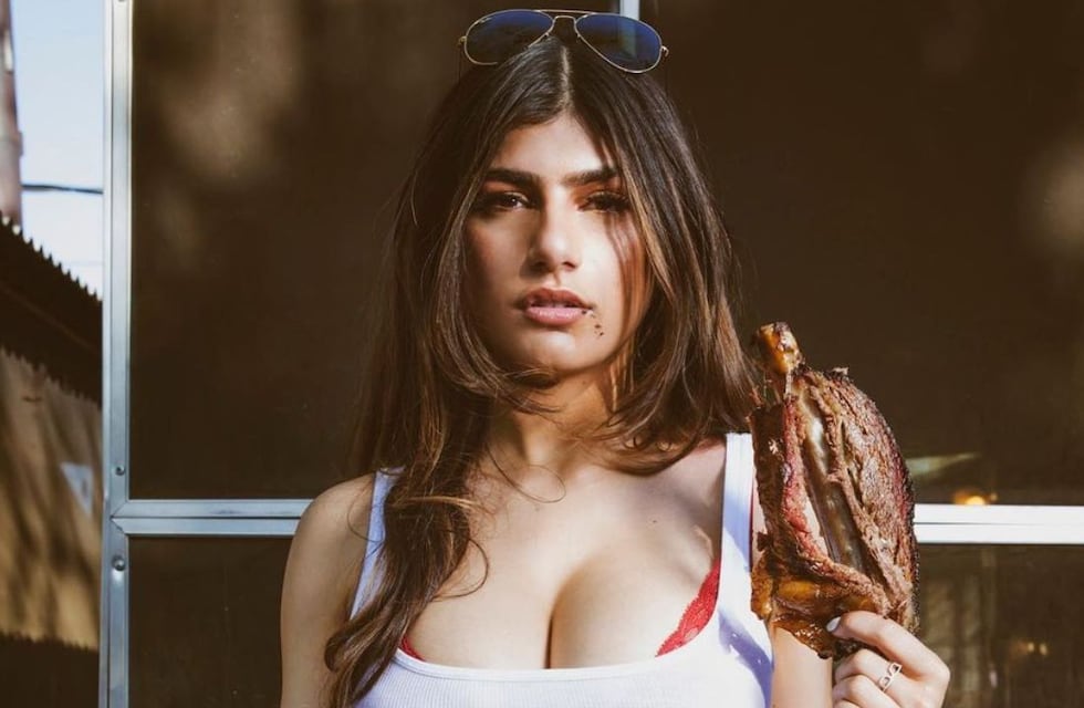 Mia Khalifa levantó la temperatura luciendo una bata color rosa y plumas
