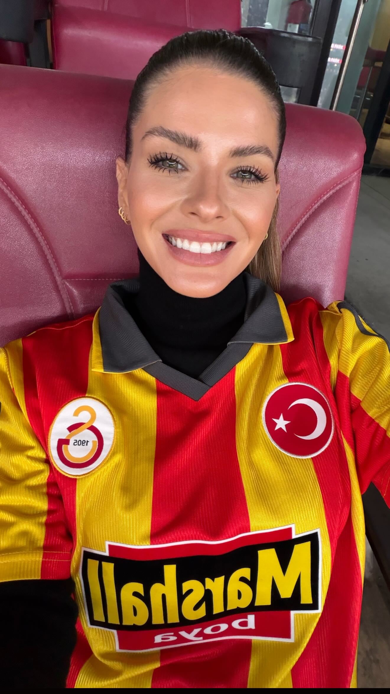 Desde Turquía, la China Suárez eligió un look deportivo super casual para alentar a Mauro Icardi