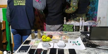 Se secuestraron 12 gramos de clorhidrato de cocaína fraccionada en pequeñas dosis listas para la venta, 339 gramos de marihuana, plantines de la misma droga, dos balanzas, seis celulares y 8,850 pesos.