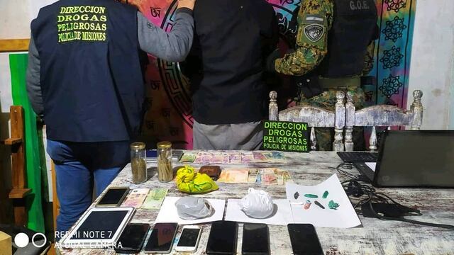 Se secuestraron 12 gramos de clorhidrato de cocaína fraccionada en pequeñas dosis listas para la venta, 339 gramos de marihuana, plantines de la misma droga, dos balanzas, seis celulares y 8,850 pesos.