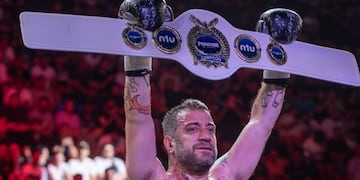 El cantante, Piti Fernandéz, ganó una pelea de boxeo y le pidió casamiento a su novia en el ring