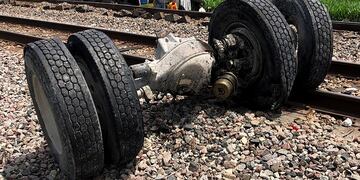 Los restos que dejaron el accidente entre un tren y un camión, en los Estados Unidos.