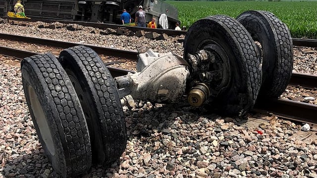 Los restos que dejaron el accidente entre un tren y un camión, en los Estados Unidos.