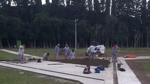 Instalan losetas en las plazas y espacios verdes
