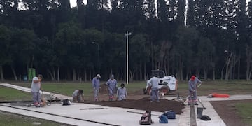 Instalan losetas en las plazas y espacios verdes
