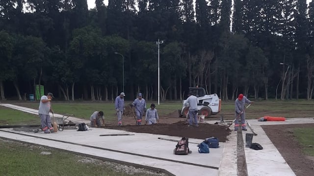Instalan losetas en las plazas y espacios verdes