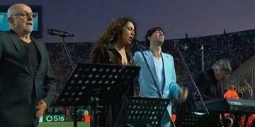 La cantante compartió el gran momento junto con reconocidos artistas.