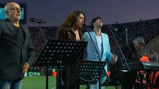 La cantante compartió el gran momento junto con reconocidos artistas.