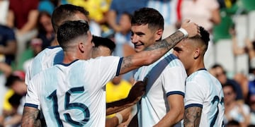 GRAF9766\u002E ELCHE (ALICANTE), 13/10/2019\u002E- El delantero de Argentina Lucas Alario (2d) celebra su gol ante Ecuador en el partido amistoso que disputan este domingo en el estadio Martínez Valero de Elche\u002E EFE/Juan Carlos Cárdenas