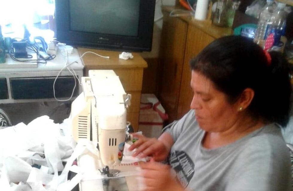 Una carlospacense confecciona barbijos y los dona a la gente