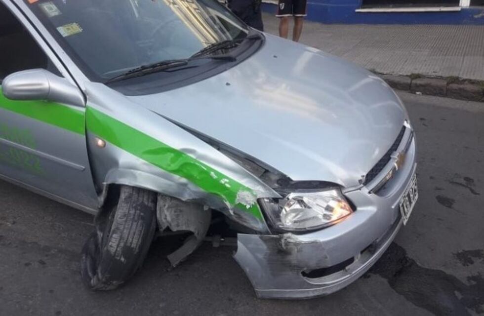 Manejaba un remis sin carnet, alcoholizado y chocó dos autos