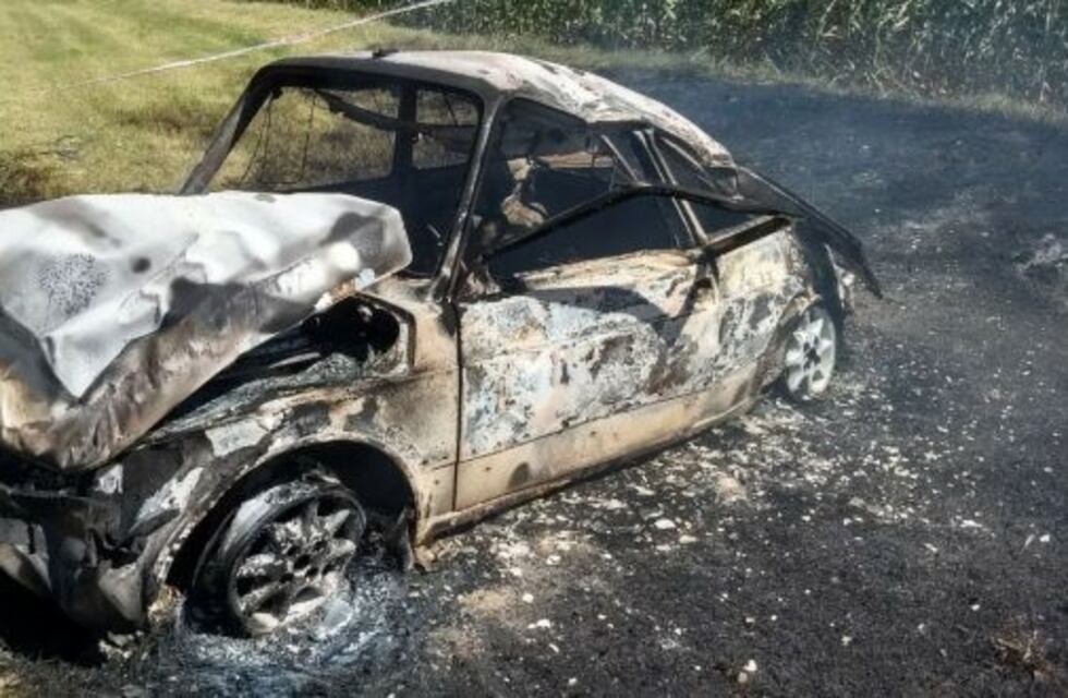 Un auto volcó y se incendió: murió el conductor