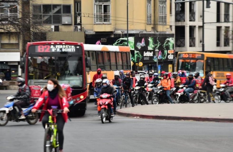 Córdoba: proyecto de ley para vacunar a trabajadores de limpieza, delivery y call