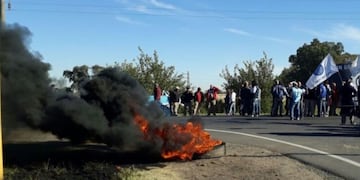 LA desesperante situación que viven los empleados de Vassalli se tradujo en un nuevo corte de rutas\u002E (Archivo)