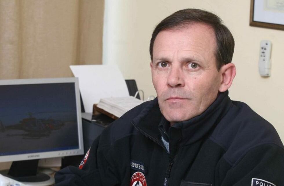 Cinematográfica persecución a un comisario retirado acusado de violencia de género