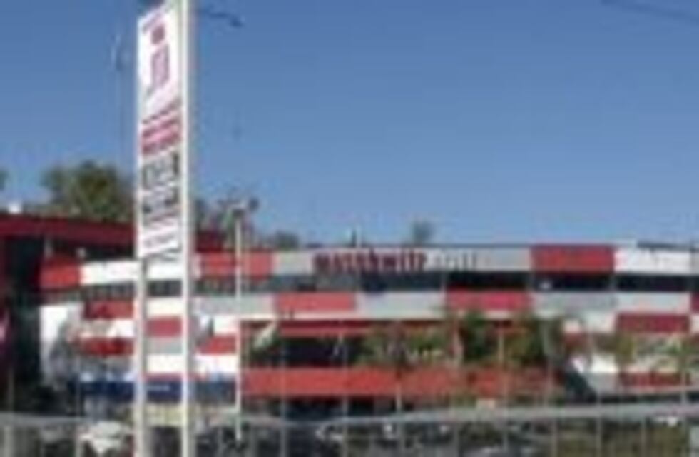 Trabajadores de seguridad privada realizan una protesta y amenazan con cortar la Panamericana